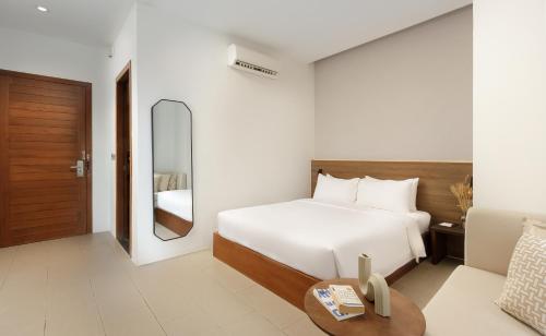 Deluxe Double Room with Balcony image 3