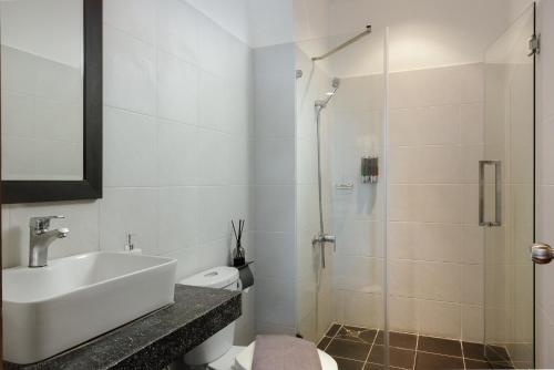 Deluxe Double Room with Balcony image 2