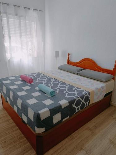 8 mins walk to Train Station Low Cost Youth Hostel, Sewilla