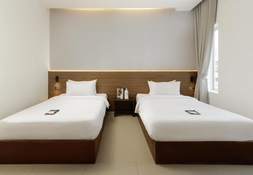 Superior Twin Room with City View image 3