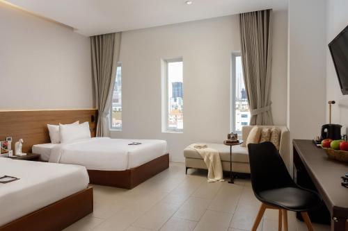 Superior Twin Room with City View image 4