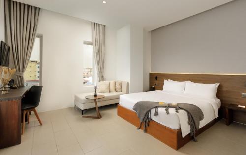 Deluxe Double Room image 6