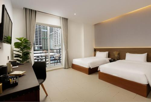 Superior Twin Room image 3
