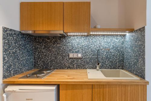 Kitchen, Manos Studios in Pelekanos