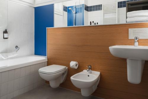 Double Room with Balcony image 6