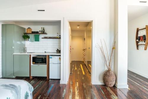 keuken, Studio South Port - Lush Private Oceanfront Studio Apartment in Port Noarlunga South