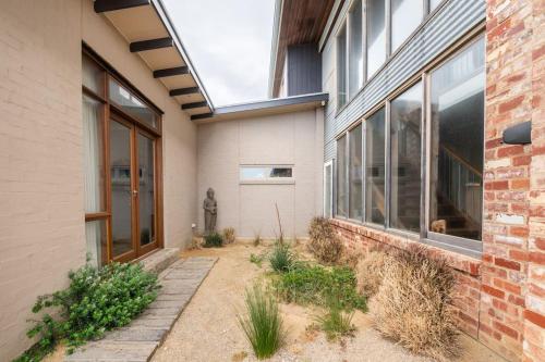 A szálláshely kívülről, Studio South Port - Lush Private Oceanfront Studio Apartment in Port Noarlunga South