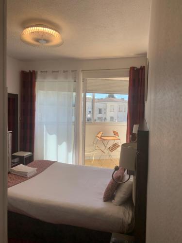 Brit Hotel Bleu Nuit - image 2