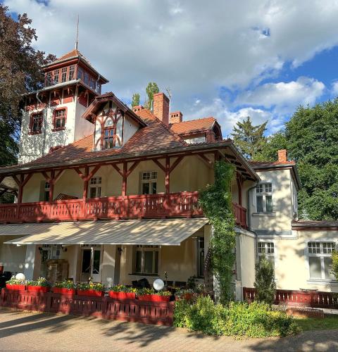 Exterior view of Straszny Dwor 1904