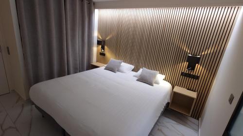 One-Bedroom Apartment with Terrace image 7