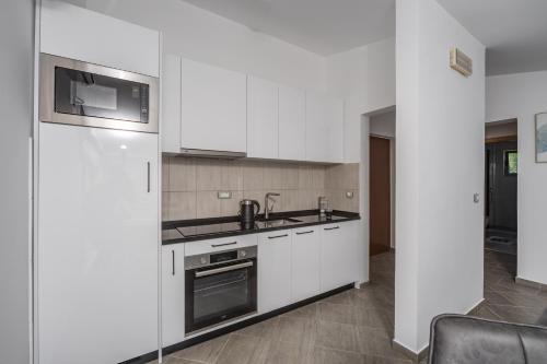 Dapur, Sunset Marina in Bar