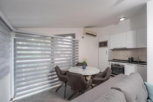 Fasilitas, Sunset Marina in Bar