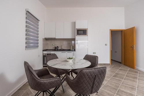 Dapur, Sunset Marina in Bar