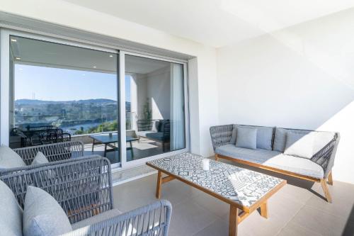 Balcony/terrace, Porto & Douro Vista Apartments by Inviting in Valbom