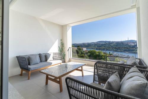Balcony/terrace, Porto & Douro Vista Apartments by Inviting in Valbom