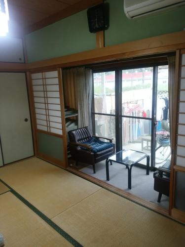 1 twin bed, 3 futon beds