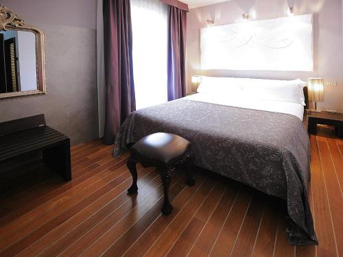 2 twin beds, 1 sofa bed