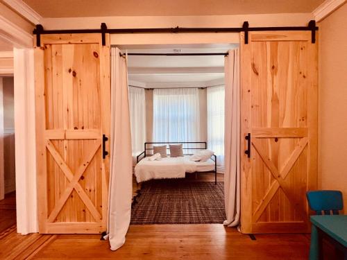 Farmhouse 15-min Walk to the Falls Sleeps 12 in Niagara Falls, USA