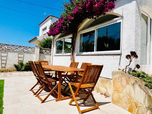 Villa with swimming pool close to the beach in Roses