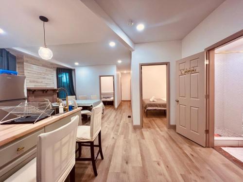 NEW! Casino Close Comfort walk to the falls in Niagara Falls, USA