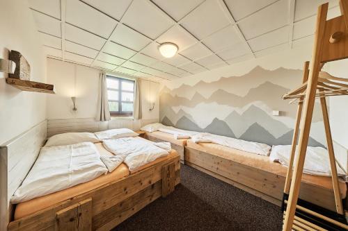 1 double bed, 2 twin beds