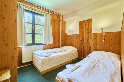 2 twin beds