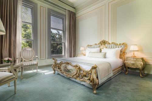 King Room with Garden View image 10