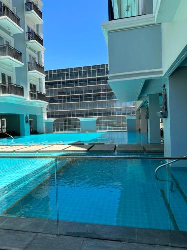 泳池, Festive Walk Brand New 2 bedroom condo in 帕維亞