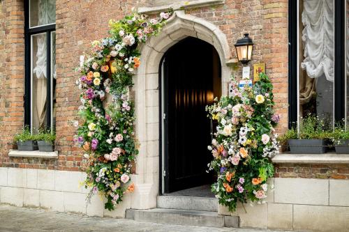 577803023 Luxury Boutique Hotel De Castillion