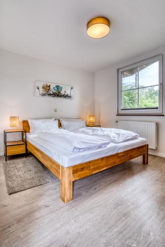 1 queen bed, 1 sofa bed