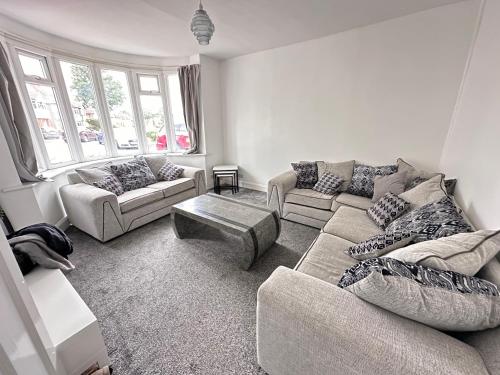 Spacious 4BR Home Near The NEC The Airport and Heartlands Hospital gîte à louer Stechford