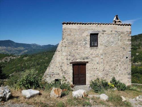 Tour carrée du 17e s village perché en Drome provençale gîte à louer Le Poët-Sigillat