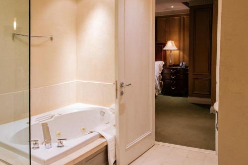 Windsor Arms Hotel Room Type - Deluxe One-Bedroom Suite
