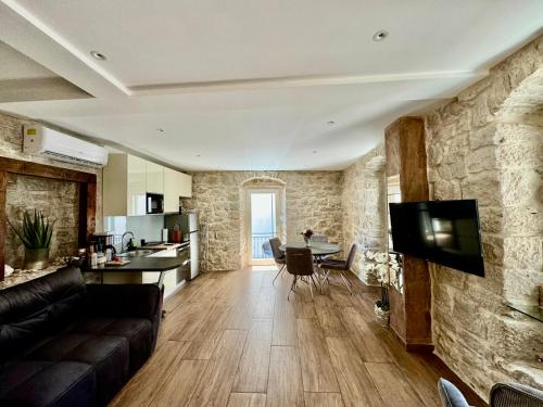 Apartment Petra in 400 year old stone house, Сплит (фото 8)