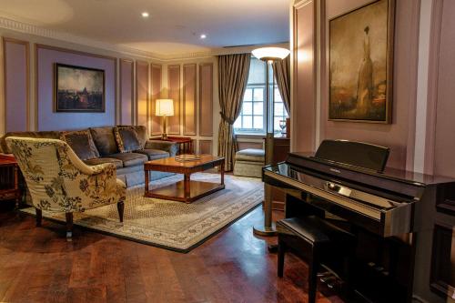 Windsor Arms Hotel Room Type - Sultan One-Bedroom Suite Windsor Arms Hotel Room Type - Sultan One-Bedroom Suite