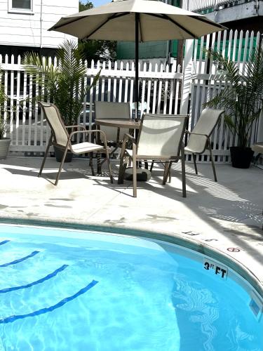 The Burgundy Inn Hotel and Apartments - 수영장