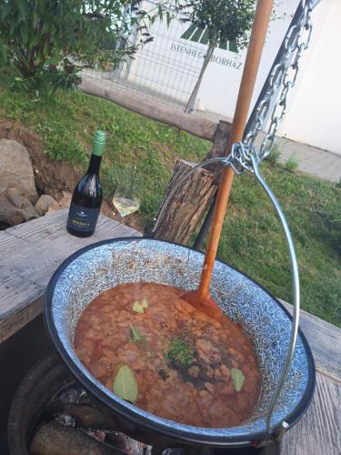 Dārzs, Istenhegyi Vendégház (Istenhegyi Vendeghaz) in Rátka