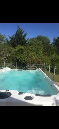 Un Petit COIN DE PARADIS , Belle Étape à 30 minutes Sud de Paris ,proximité Grands Axes ORLY,VERSAILLES,Direction CHATEAUX de la LOIRE chambre d'hôte Montlhéry