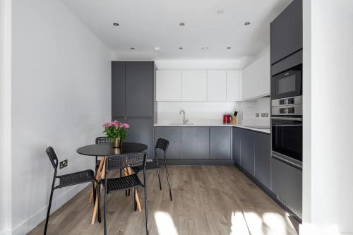 2 mins walk from UCL campus and London Stadium, London (photo 2)