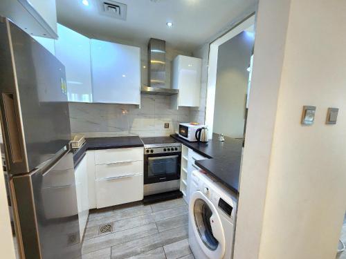 Upgraded studio close to Metro - image 12