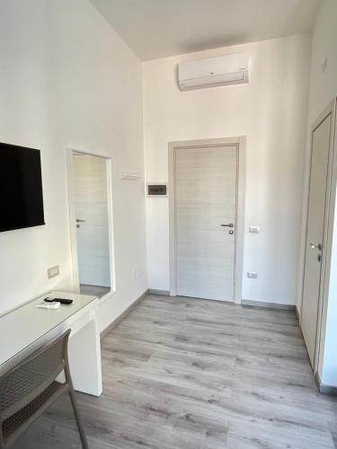 Deluxe Double Room with Balcony image 10
