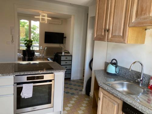 Kitchen, Spacieux, lumineux et bien place pour 6Personnes, parking interieur near AviaSim Lyon