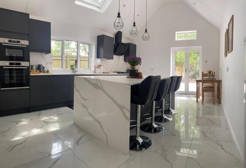 2 Orchard Farm Cottages, Sleeps 10, Large Garden in อีท แกรนสเตรด