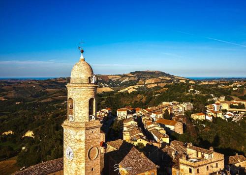 La torre tra terra e cielo in Petritoli