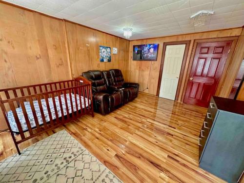 5 bedroom House King Beds 1 Bath 20 Min to Falls in Buffalo, USA