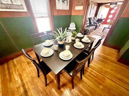 5 bedroom House King Beds 1 Bath 20 Min to Falls in Buffalo, USA
