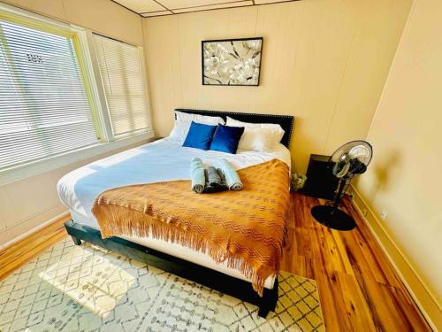 5 bedroom House King Beds 1 Bath 20 Min to Falls in Buffalo, USA