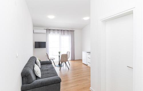 1 Bedroom Awesome Apartment In Kastel Kambelovac 3