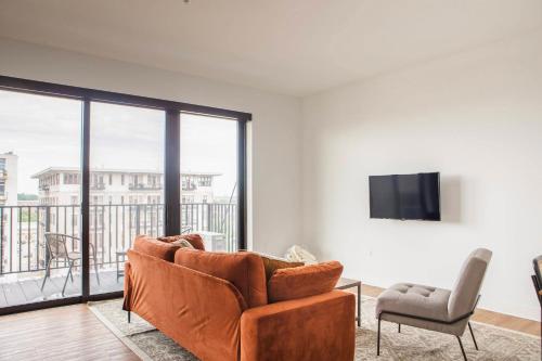 Flexhome East Side 1BR NO5 with Balcony Pool Gym in Milwaukee, USA