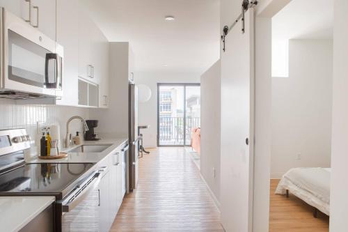 Flexhome East Side 1BR NO7 with Balcony, Pool, and Gym